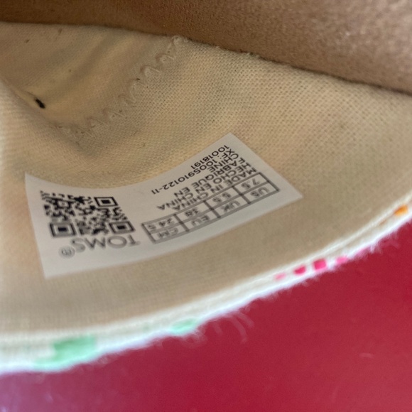 TOMS - Picture 1 of 5